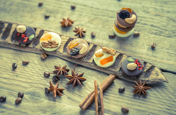 Schweizer Schokoladenbonbons mit Nüssen und Trockenfrüchten - Foto, Bild