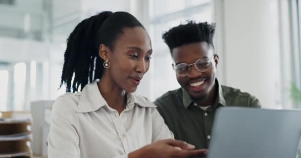 Reden, Büro und schwarze Menschen mit einem Laptop für ein Projekt, Zusammenarbeit oder Beratung in der Forschung. Glücklich, korporativ und ein afrikanischer Geschäftsmann spricht mit einer Frau über die Planung am Computer. - Filmmaterial, Video