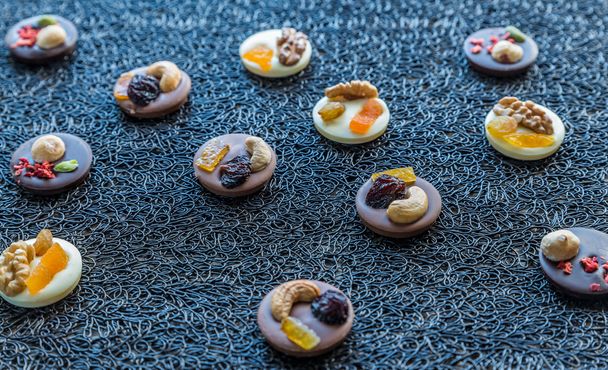Caramelle di cioccolato svizzero con noci e frutta secca
 - Foto, immagini