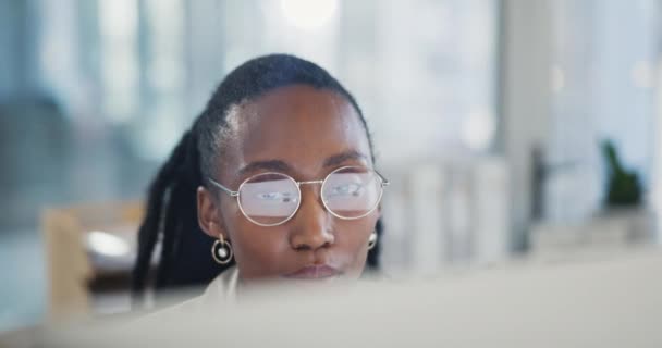 İş, düşünce ve bir proje için fikirleri, çözümü ve problem çözümü olan siyah bir kadın, planlama ve bilgisayar. Gözlüklü, yaratıcı ya da çalışanı, fırsatı ya da ilhamı olan metin yazarı. - Video, Çekim