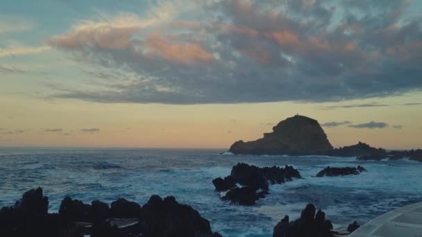 Prachtige zonsondergang en rotsachtige kust van Madeira Eiland - Video