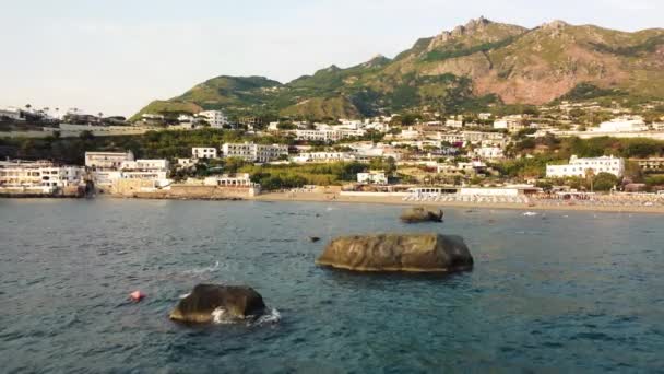 Citara, Ischia 'da suyun üzerinde kayalar var. Bir İHA görüntüsü. - Video, Çekim