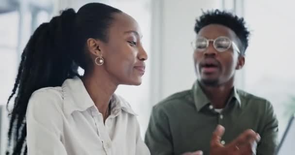Parler, des conseils et des personnes noires avec un ordinateur portable pour un projet, travailler en collaboration ou la conversation sur la recherche. Homme d'affaires heureux, corporatif et africain parlant à une femme de la planification sur un ordinateur. - Séquence, vidéo