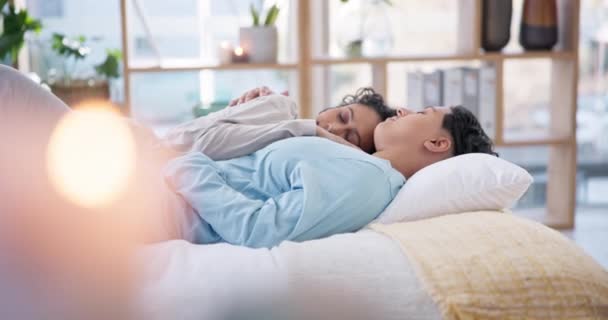 Ύπνος, κρεβάτι και λεσβιακό ζευγάρι χαλαρώνουν στο σπίτι τους με οικειότητα, αγκαλιά και ρομαντισμό, φροντίδα ή ανάπαυση. Ομοφυλόφιλος, αγάπη και γυναίκες ξυπνούν, άνεση και κοιμούνται σε ένα υπνοδωμάτιο με οικεία, αφή ή αγκαλιά. - Πλάνα, βίντεο