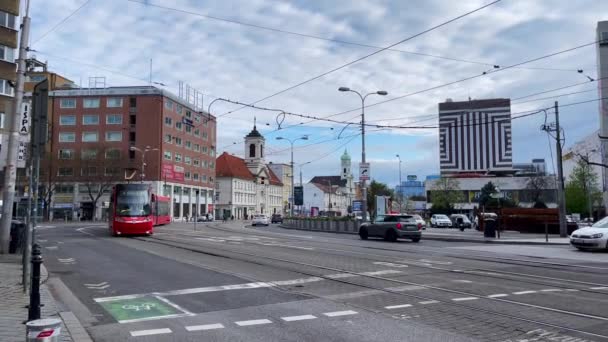 Tramvaj projíždějící ulicí v Bratislavě, Slovensko - Záběry, video