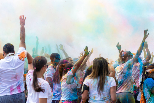 Сальвадор, Баїя, Бразилія - 23 серпня 2015 року: Десятки людей грають і розважаються під час кольорового марафону в Сальвадорі, Баїя. - Фото, зображення