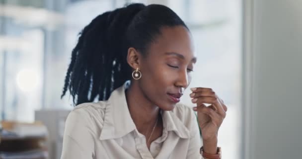 Business woman, headache and stress on computer for payroll mistake, Human Resources error or wrong email. Professional african person on desktop with pain, frustrated or angry for HR fail or news. - Filmagem, Vídeo