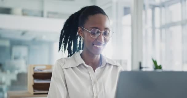 Afrikaanse zakenvrouw, typen en laptop met glimlach, meme of social media op kantoor bij het copywriting startup. Ondernemer, computer en blij voor e-mail, denken en rapporteren met communicatie op het web. - Video