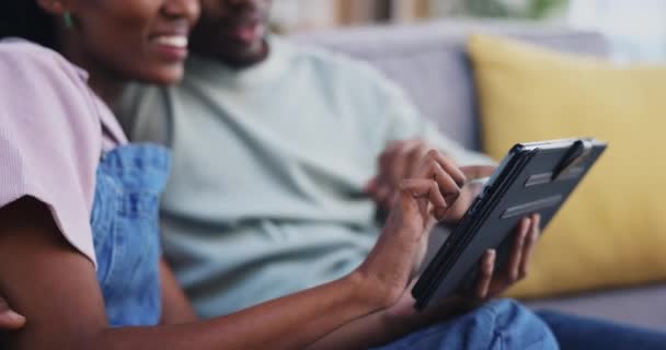 Руки, планшет і щаслива чорна пара на дивані разом для перегляду соціальних мереж у своїй домашній вітальні. Технології, Інтернет або інтернет-магазини з чоловіком і жінкою, які шукають веб-сайт. - Кадри, відео