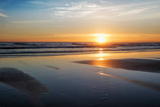 Coucher de soleil sur la plage de Fonte da Telha, Costa da Caparica, Portugal - Photo, image