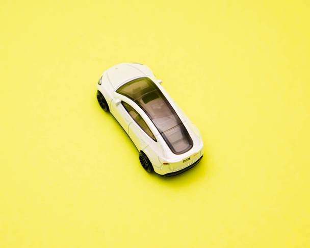COPPELL,TX,US-AUG 20,2023: トップビューブランドの新しいテスラモデルYコレクティブル電気おもちゃ車コレクションホットホイールから孤立した背景. エリオット・ハンドラーによるスケールモデル車のアメリカブランド - 写真・画像