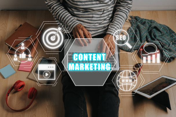 Content Marketing koncept, Osoba používající notebook s ikonou obsahu marketingu na virtuálním pozadí obrazovky, Sociální média, Reklama, Obchodní, Branding. - Fotografie, Obrázek