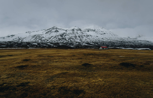 Vuoret lumen peitossa talvikaudella, Itä-Islanti. - Valokuva, kuva