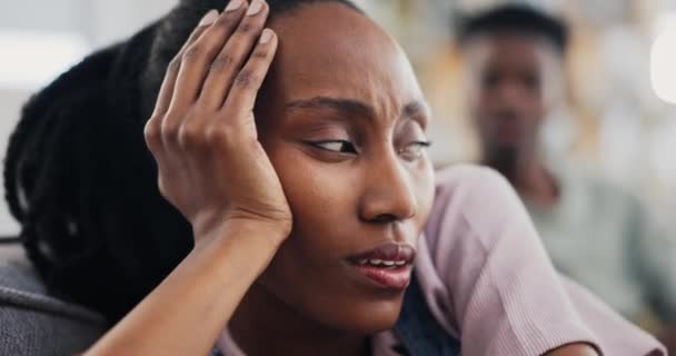 Ignorar, mujer negra y pareja pelea, conflicto y divorcio, gritar o triste en la crisis matrimonial en casa. Persona africana, estrés y discusión, problema o enojado por error, frustrado o pensando en el fracaso. - Imágenes, Vídeo