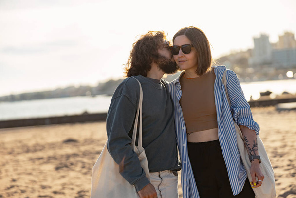Szczęśliwa romantyczna para zakochana to spacer trzymając się za ręce po słonecznej plaży. Wysokiej jakości zdjęcie - Zdjęcie, obraz
