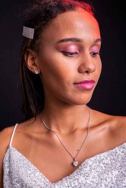 Studio portrét hezké dospívající dívka s make-upem, izolované na černém pozadí. - Fotografie, Obrázek