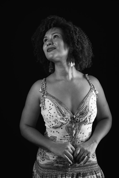 Schwarz-Weiß-Porträt einer schönen, attraktiven Frau, die für ein Foto posiert. glücklicher und selbstbewusster Mensch - Foto, Bild