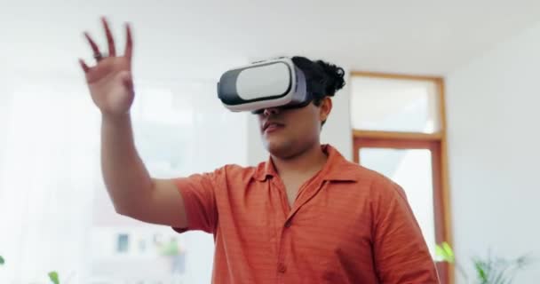 Gafas de realidad virtual, hombre y usuario en casa para ciberfantasía, mundo digital y videojuegos. Guy, VR y juegos iot en la sala de estar para la innovación futura, ui tecnología y multimedia en metaverse. - Metraje, vídeo