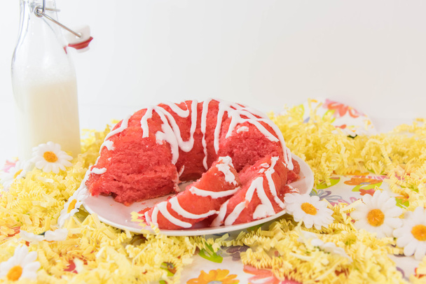 вишневий пудинговий торт і глечик з молоком
 - Фото, зображення