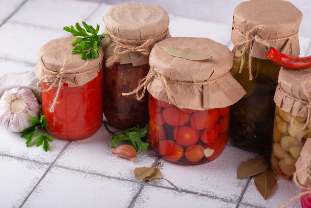 Marynowane konserwy warzywne w szklanych słoikach. Żywność fermentowana - Zdjęcie, obraz