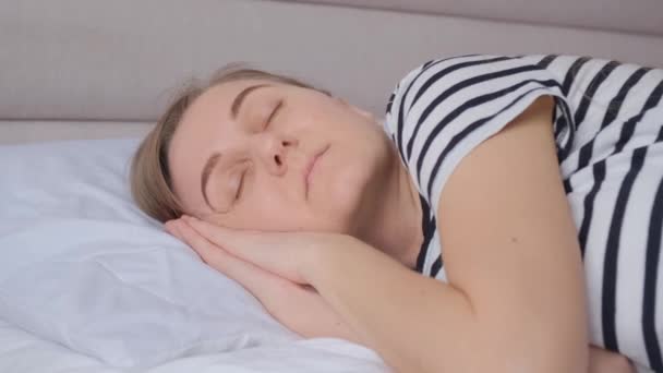 Eine müde Frau schläft auf dem Bett ein. Ein hartes Stück Arbeit. Ruhe zu Hause. - Filmmaterial, Video