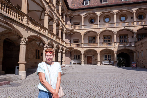 Kaunis kypsä nainen nähtävyyksien aikana vanha linna Stuttgart, Saksa. Kesäaika - Valokuva, kuva