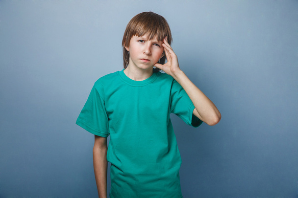 Menino, adolescente, doze anos, uma camiseta verde segurando
 - Foto, Imagem