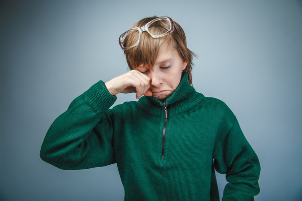 adolescente chico marrón pelo europeo apariencia en verde suéter ingenio
 - Foto, imagen