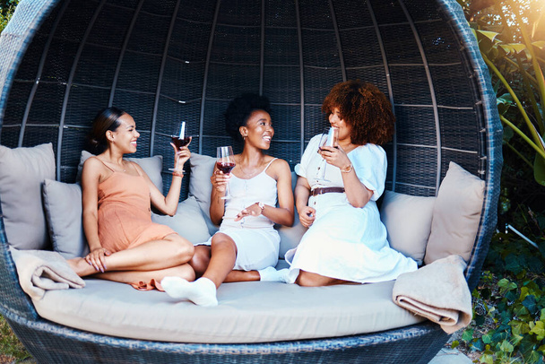 Reizen, luxe en vrienden op vakantie in gesprek blij voor een outdoor uitje samen met alcohol. Wijn, lachen en mensen op vakantie in de natuur die zich verbinden in geluk in een moderne tent. - Foto, afbeelding