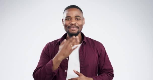 Dank u, communicatie en portret van zwarte man gebarentaal tolk geïsoleerd in een studio witte achtergrond. Lachen, gelukkig en persoon die spreekt met handen, gebaar of dankbaarheid symbool in spraak. - Video