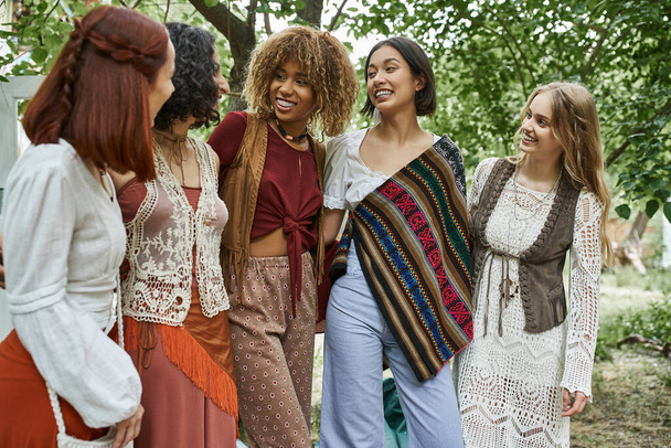 alegre y elegante grupo interracial de mujeres abrazándose al aire libre en el centro de retiro - Foto, Imagen