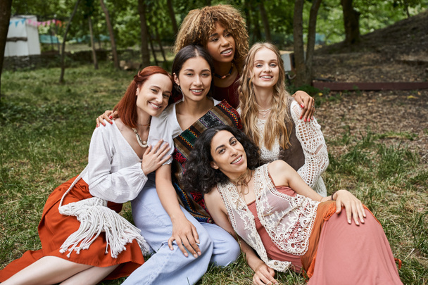na moda e sorrindo interracial namoradas abraçando enquanto passar tempo no gramado no centro de retiro - Foto, Imagem
