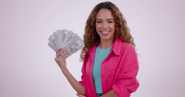 Femme heureuse, fan d'argent et des économies en gagnant, prix ou loterie sur fond de studio. Portrait d'une femme excitée avec de l'argent, un prêt ou un salaire dans le bonheur pour l'investissement, la croissance ou le profit. - Séquence, vidéo