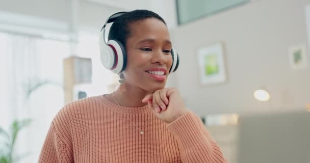 Απομακρυσμένη εργασία, μουσική και μαύρη γυναίκα σε φορητό υπολογιστή με ακουστικά ακούγοντας ήχο, ραδιόφωνο και κομμάτι. Εργασία από το σπίτι, ελεύθερος επαγγελματίας και αφρικανικό πρόσωπο στον υπολογιστή για το blog, την ιστοσελίδα και την έρευνα στο διαδίκτυο. - Πλάνα, βίντεο