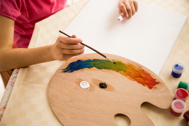 パレットを押しながらオイル塗料を使用してキャンバスに図形描画の女の子 - 写真・画像