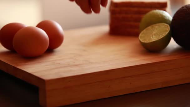 σκληρό βραστό αυγό σε ξύλινη σανίδα στο σπίτι - Πλάνα, βίντεο