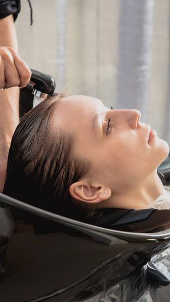 coiffeur lavage femme tête dans salon de coiffure
 - Photo, image