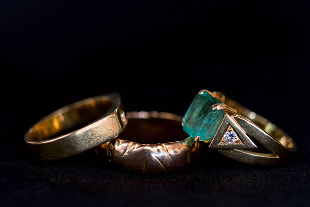 A Glittering Showcase: Εξειδικευμένα χειροποίητα κοσμήματα και αξεσουάρ - Φωτογραφία, εικόνα