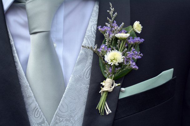 Corsage boutonniere Brosche auf Bräutigam Anzug - Foto, Bild