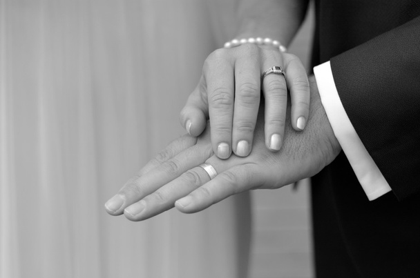 Jour de mariage couple montrant leurs anneaux
 - Photo, image
