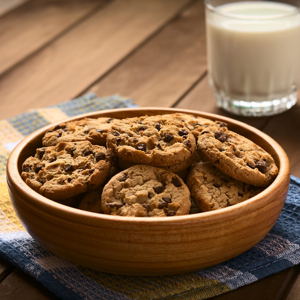 Chocolate Chip Cookies with Milk - Zdjęcie, obraz