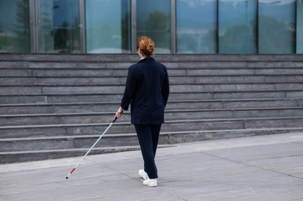 Blinde Geschäftsfrau läuft mit Blindenstock zum Business Center - Foto, Bild