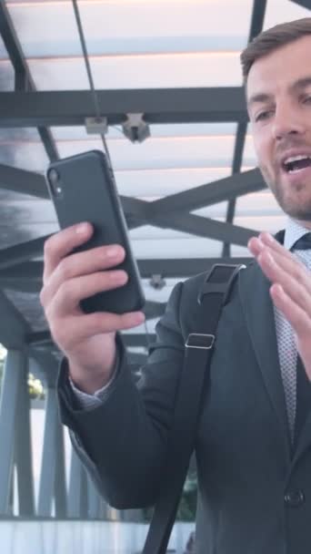 Trabalhador de escritório ou empresário falando no smartphone usando chamada de vídeo. Vídeo vertical. - Filmagem, Vídeo