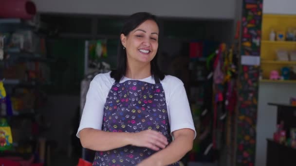 Propriétaire brésilien d'un magasin d'animaux de compagnie pose en toute confidentialité avec les bras croisés - Séquence, vidéo