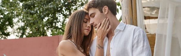 夏休み中に彼氏の頬に触れる魅力的な女性, キス瞬間の前に, バナー - 写真・画像