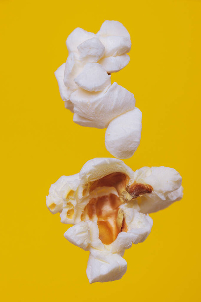 Macro shot di popcorn su sfondo giallo. - Foto, immagini