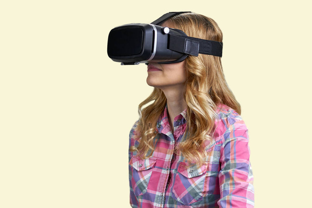 Retrato de uma jovem mulher em fone de ouvido de realidade virtual. Isolado sobre fundo branco. - Foto, Imagem