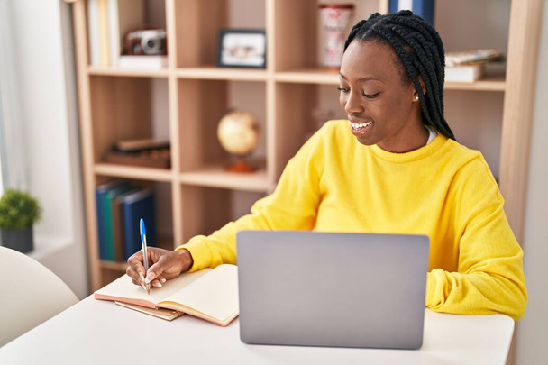 Afrikai amerikai nő ül az asztalon tanul otthon - Fotó, kép