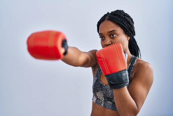 スポーツセンターでの集中表現を持つアフリカ系アメリカ人女性ボクシング - 写真・画像