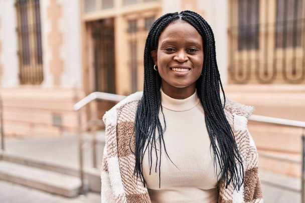 Afroamerikanerin lächelt selbstbewusst auf der Straße - Foto, Bild